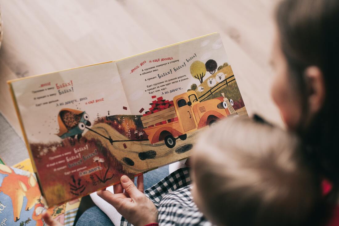 teacher reading to child Picture